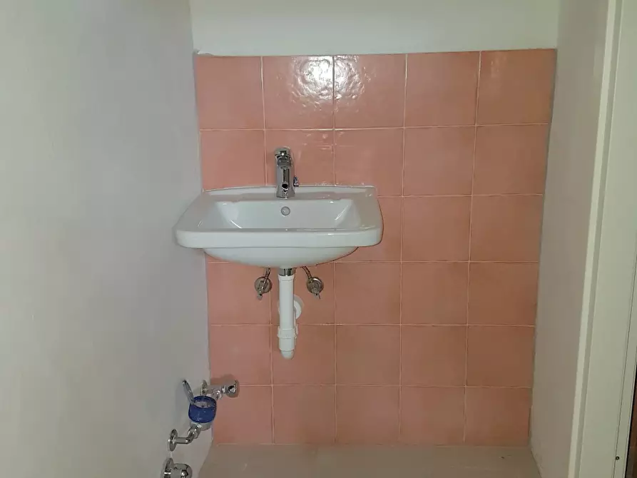 Immagine 7 di Locale commerciale in affitto  in VIA ROMA a Castagneto Po