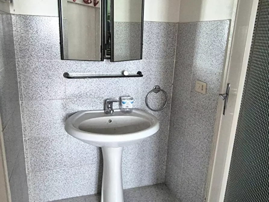 Immagine 9 di Locale commerciale in affitto  in VIA PAVESE a Chivasso