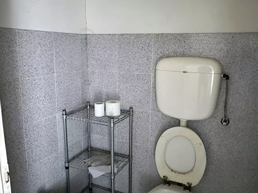 Immagine 10 di Locale commerciale in affitto  in VIA PAVESE a Chivasso