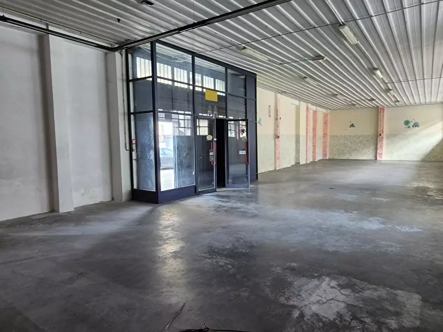 Immagine 11 di Locale commerciale in affitto  in VIA PAVESE a Chivasso