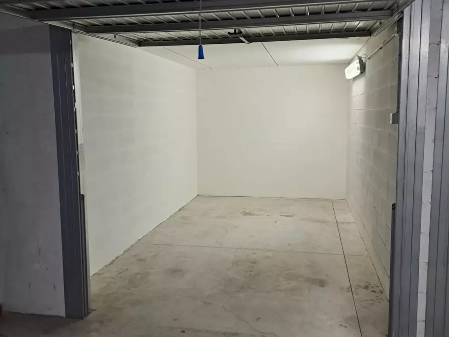 Immagine 2 di Garage in affitto  in via di Villa Demidoff a Firenze