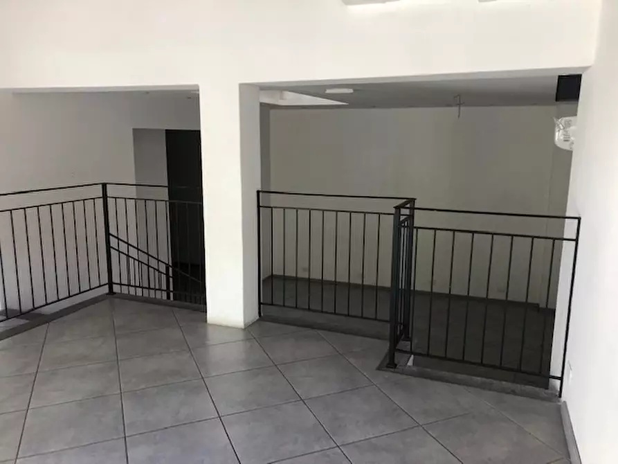Immagine 2 di Negozio in affitto  a Figline E Incisa Valdarno