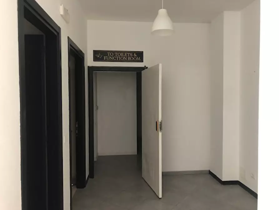 Immagine 6 di Negozio in affitto  a Figline E Incisa Valdarno
