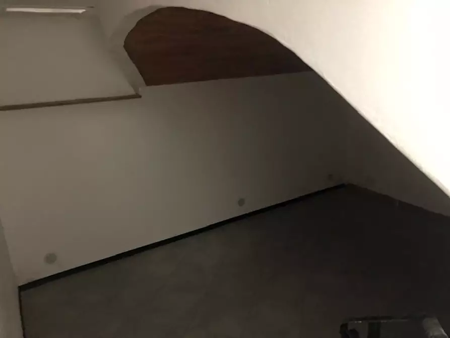 Immagine 9 di Negozio in affitto  a Figline E Incisa Valdarno