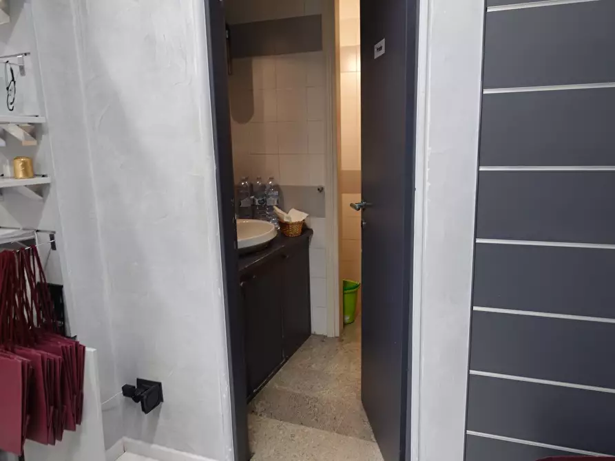 Immagine 5 di Negozio in affitto  a Padova
