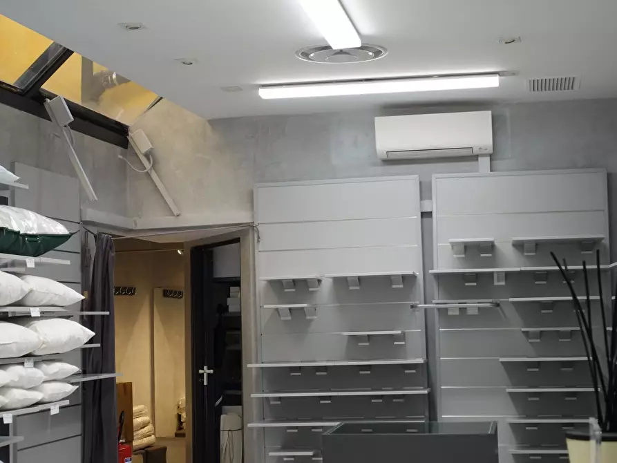 Immagine 6 di Negozio in affitto  a Padova