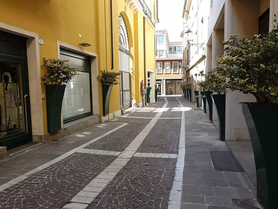 Immagine 3 di Negozio in affitto  a Padova