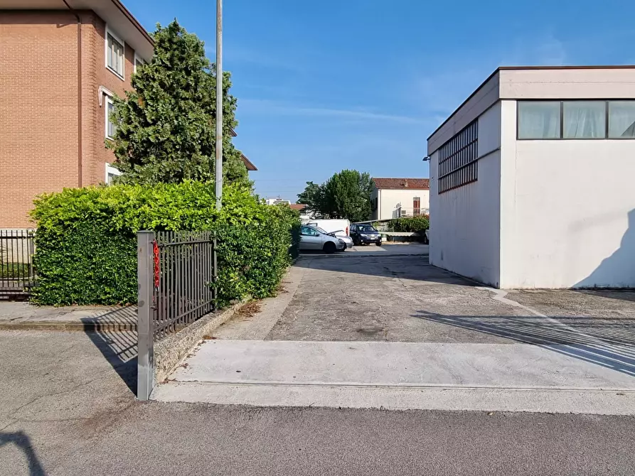 Immagine 5 di Attività commerciale in affitto  a Padova