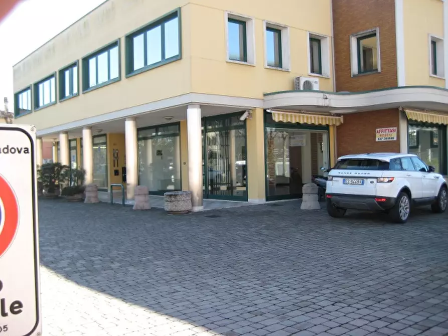 Immagine 1 di Negozio in affitto  a Padova