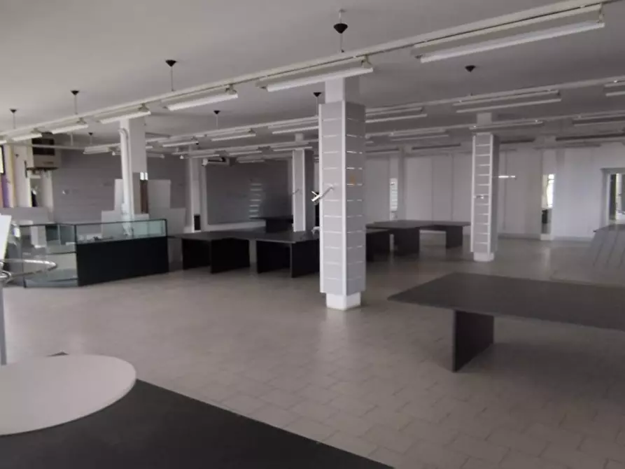 Immagine 2 di Attività commerciale in affitto  a Sinalunga