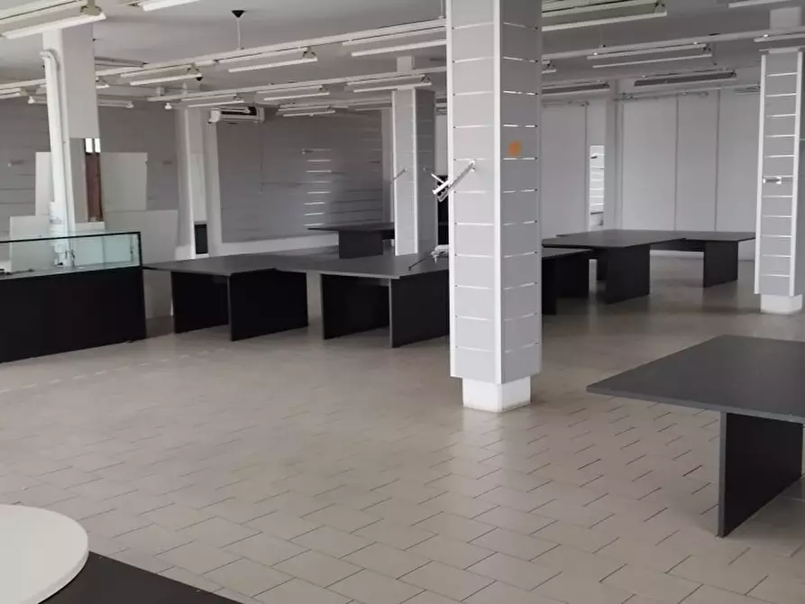 Immagine 3 di Attività commerciale in affitto  a Sinalunga