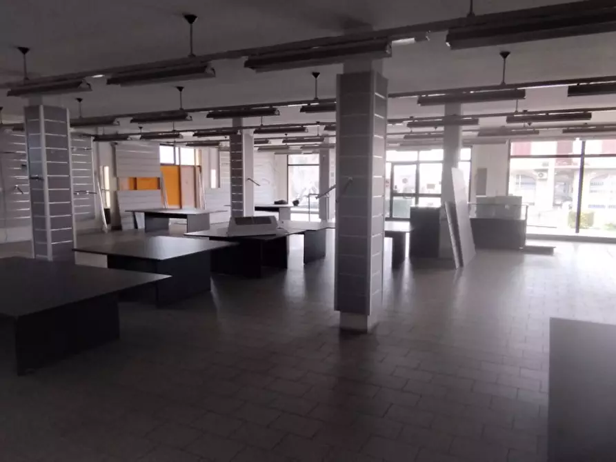 Immagine 4 di Attività commerciale in affitto  a Sinalunga