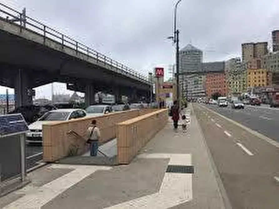 Immagine 1 di Negozio in affitto  in piazza dinegro a Genova