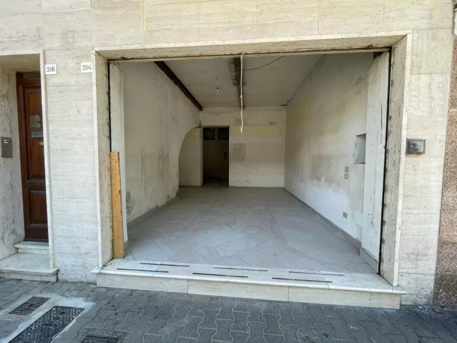 Immagine 2 di Negozio in affitto  a Viareggio