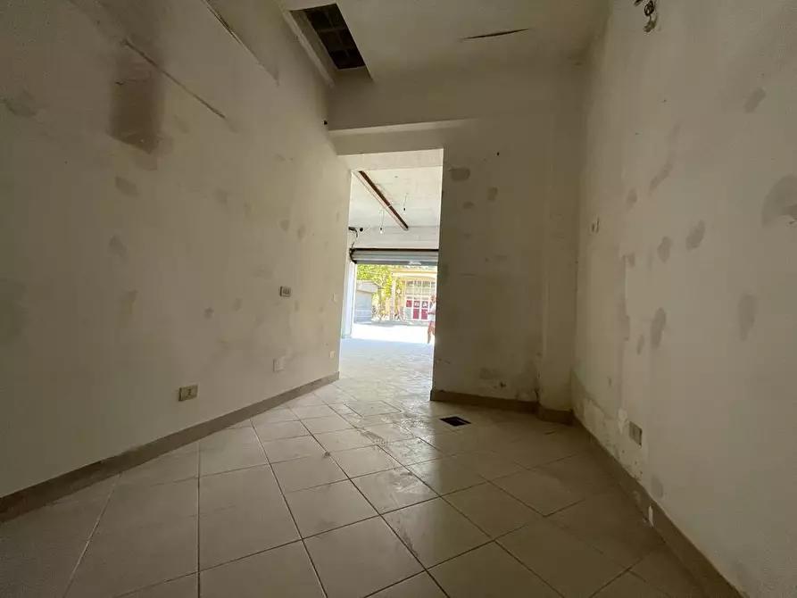 Immagine 5 di Negozio in affitto  a Viareggio