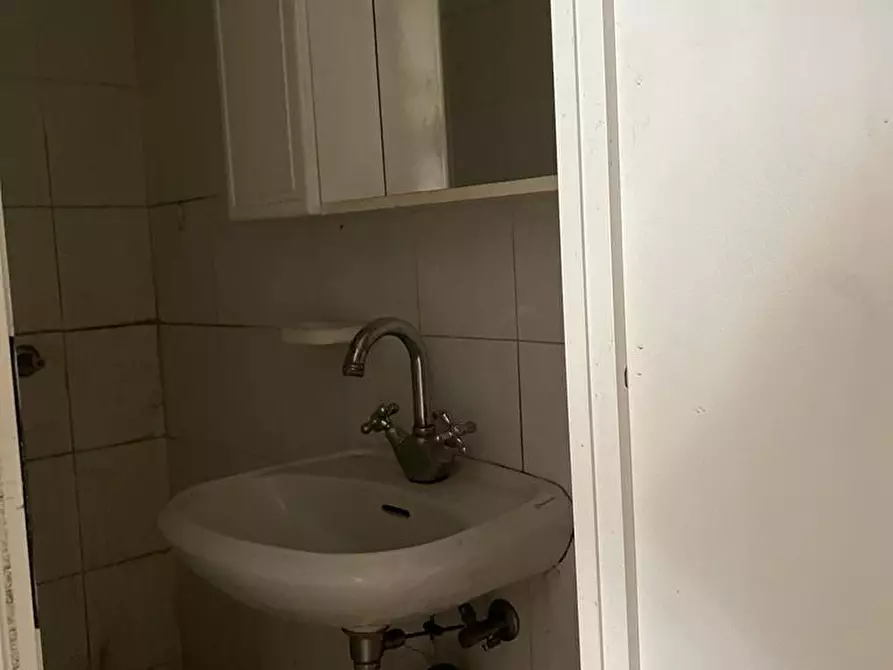 Immagine 6 di Negozio in affitto  a Viareggio
