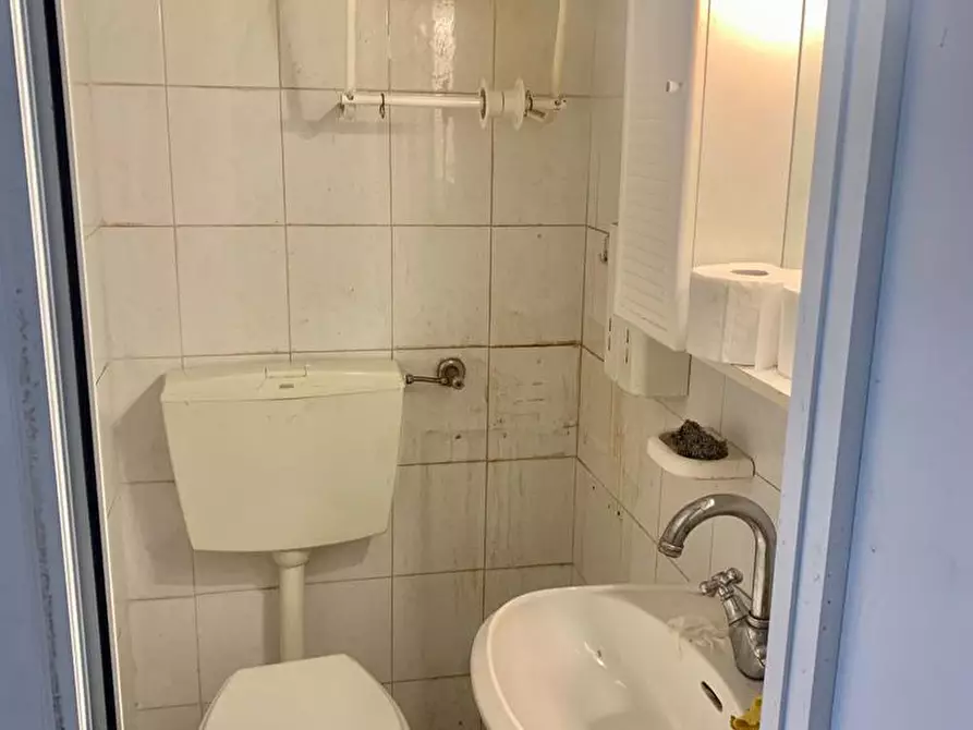 Immagine 7 di Negozio in affitto  a Viareggio