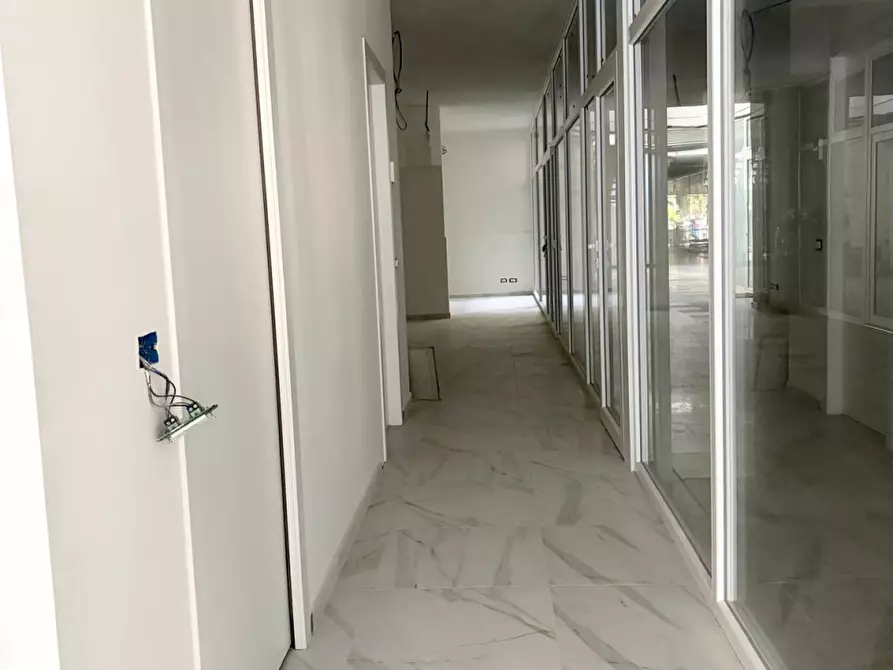 Immagine 6 di Ufficio in affitto  a Viareggio