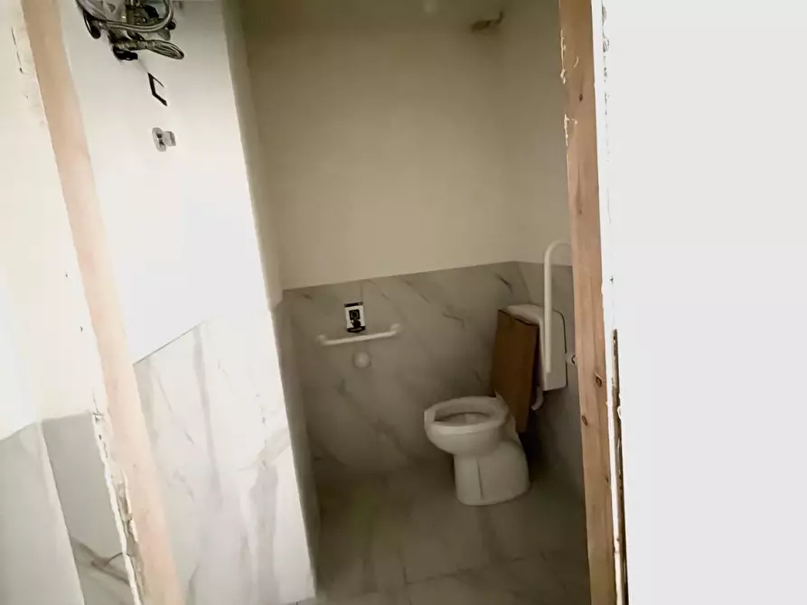 Immagine 8 di Ufficio in affitto  a Viareggio