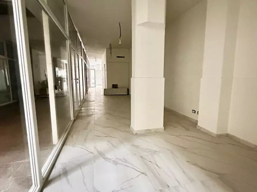 Immagine 9 di Ufficio in affitto  a Viareggio