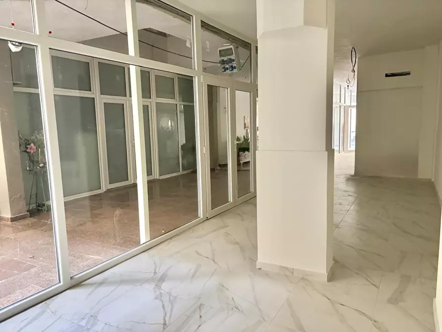 Immagine 10 di Ufficio in affitto  a Viareggio