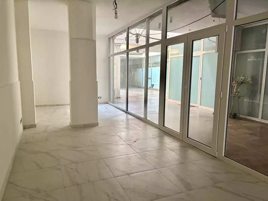 Immagine 11 di Ufficio in affitto  a Viareggio