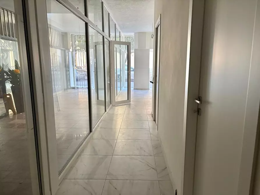 Immagine 12 di Ufficio in affitto  a Viareggio