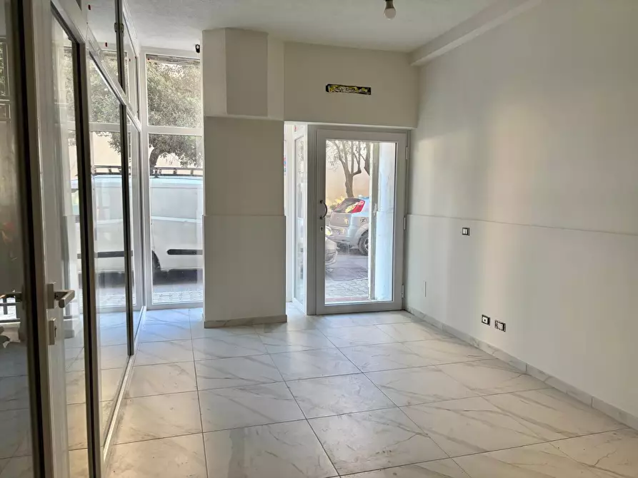 Immagine 13 di Ufficio in affitto  a Viareggio