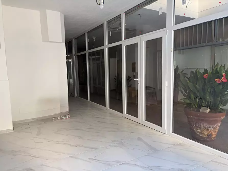 Immagine 5 di Ufficio in affitto  a Viareggio
