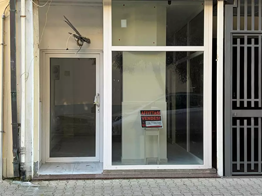 Immagine 3 di Ufficio in affitto  a Viareggio