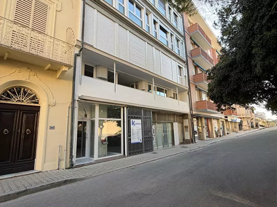 Immagine 2 di Ufficio in affitto  a Viareggio