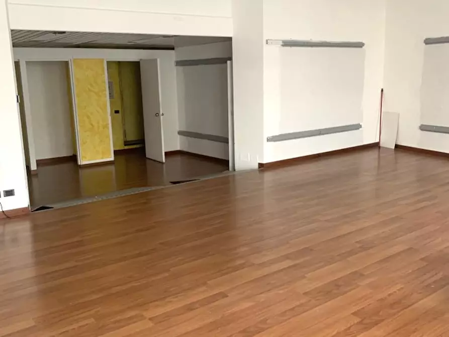 Immagine 17 di Negozio in affitto  a Seregno