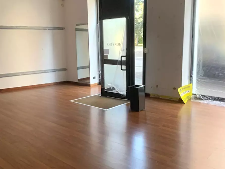 Immagine 13 di Negozio in affitto  a Seregno