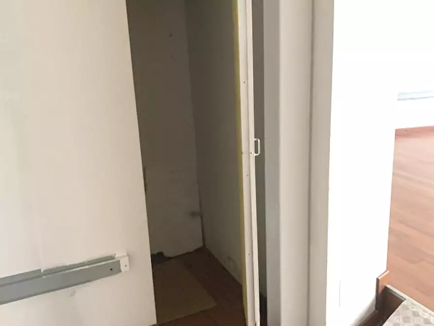 Immagine 16 di Negozio in affitto  a Seregno