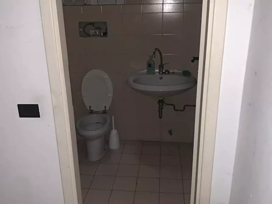 Immagine 22 di Negozio in affitto  a Seregno