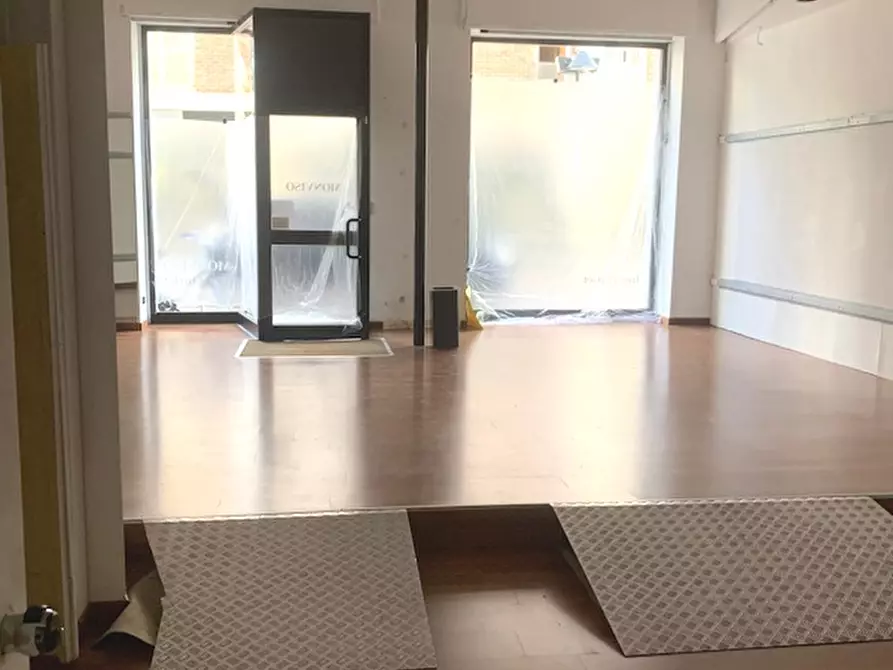 Immagine 21 di Negozio in affitto  a Seregno