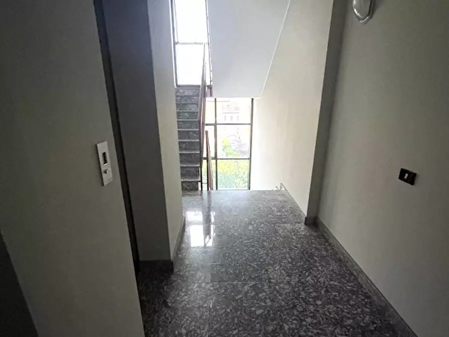 Immagine 15 di Ufficio in affitto  a Seregno