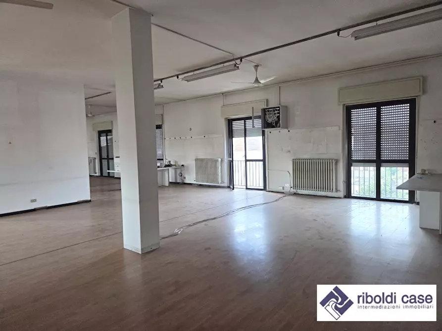 Immagine 9 di Ufficio in affitto  a Varedo