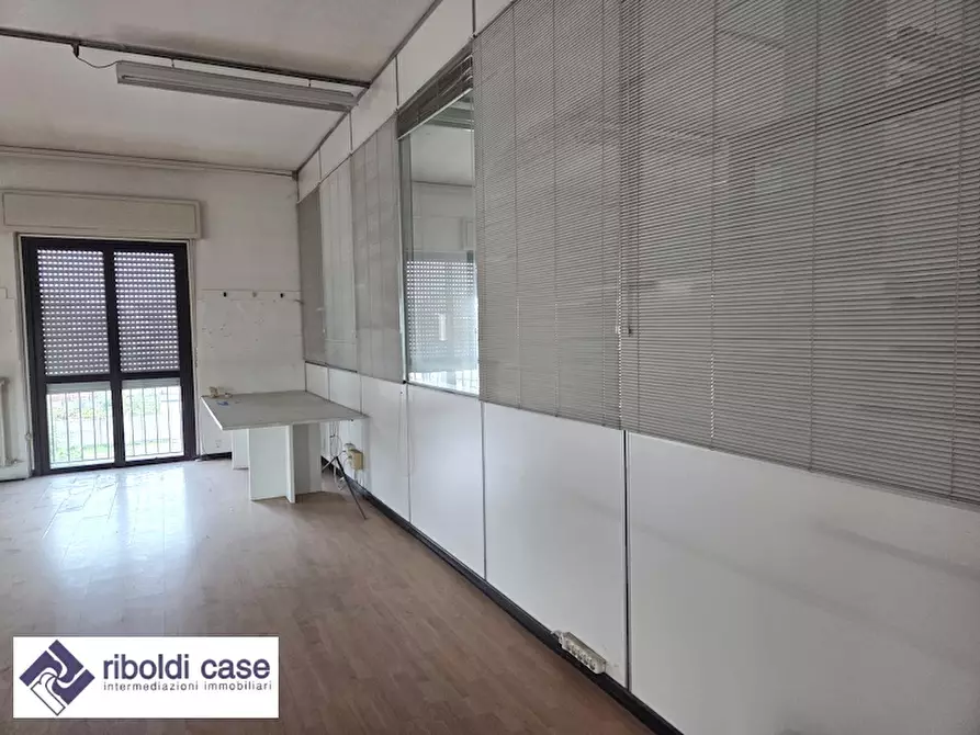Immagine 10 di Ufficio in affitto  a Varedo
