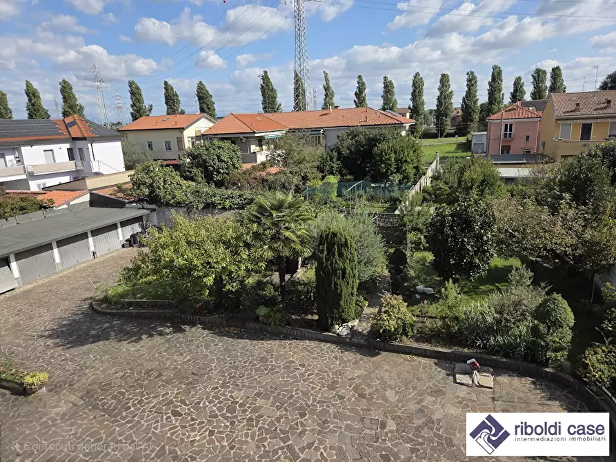 Immagine 19 di Ufficio in affitto  a Varedo