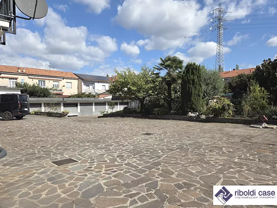 Immagine 26 di Ufficio in affitto  a Varedo