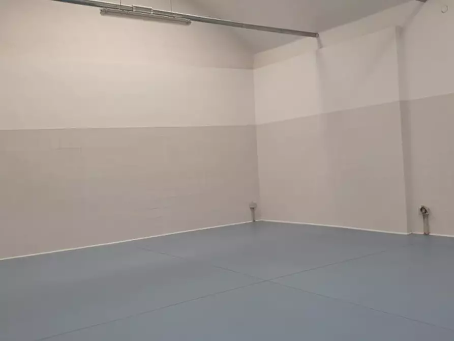 Immagine 10 di Capannone industriale in affitto  a Seregno