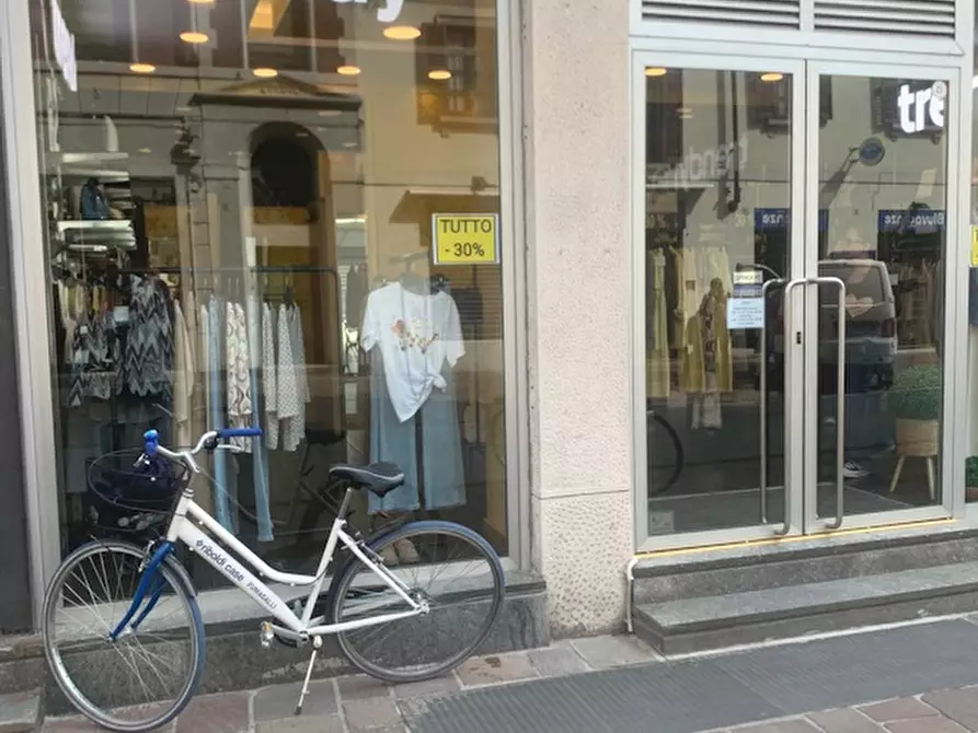 Immagine 1 di Negozio in affitto  in VIA TRABATTONI a Seregno
