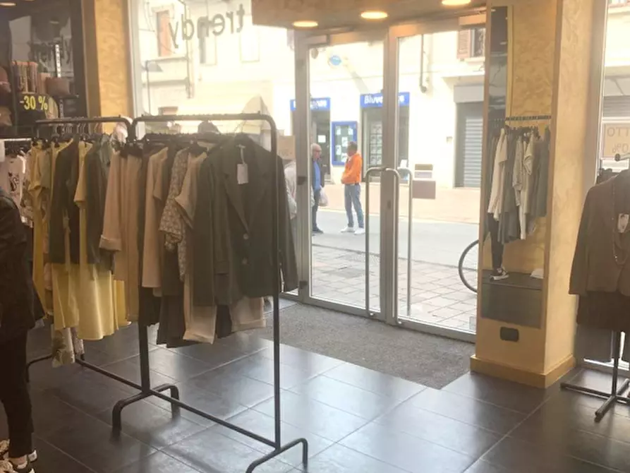 Immagine 3 di Negozio in affitto  in VIA TRABATTONI a Seregno