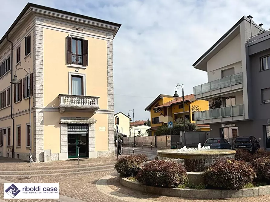 Immagine 1 di Negozio in affitto  in PIAZZA GARIBALDI a Lesmo