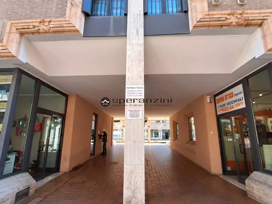 Immagine 14 di Negozio in affitto  in via Sebastiano Ceccarini a Fano