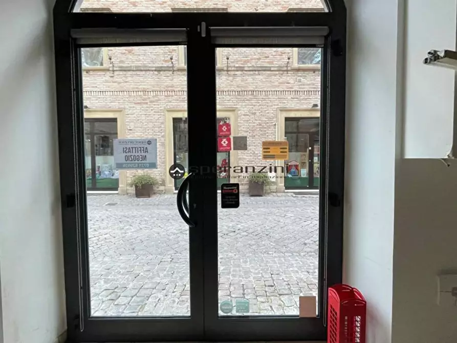 Immagine 18 di Negozio in affitto  in Via Arco D'Augusto, 23 61032 Fano PU Italia a Fano