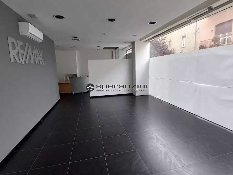 Immagine 10 di Negozio in affitto  in Via Ugolini de Pili a Fano