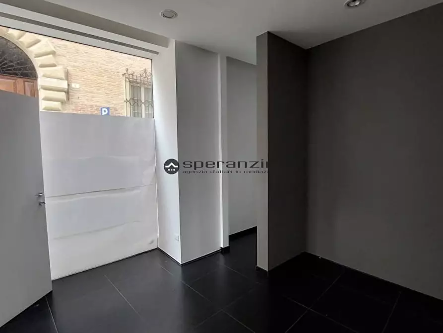 Immagine 4 di Negozio in affitto  in Via Ugolini de Pili a Fano