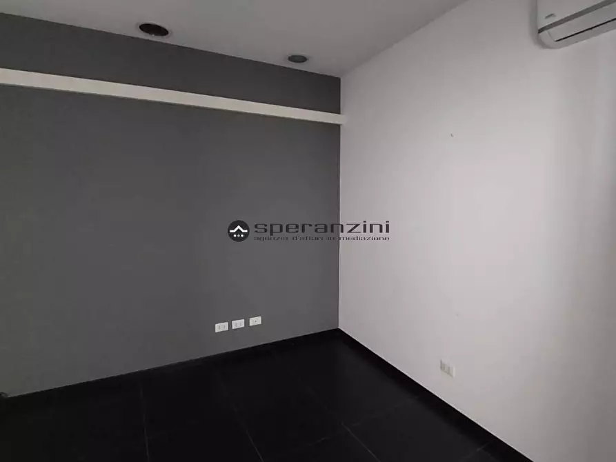 Immagine 8 di Negozio in affitto  in Via Ugolini de Pili a Fano